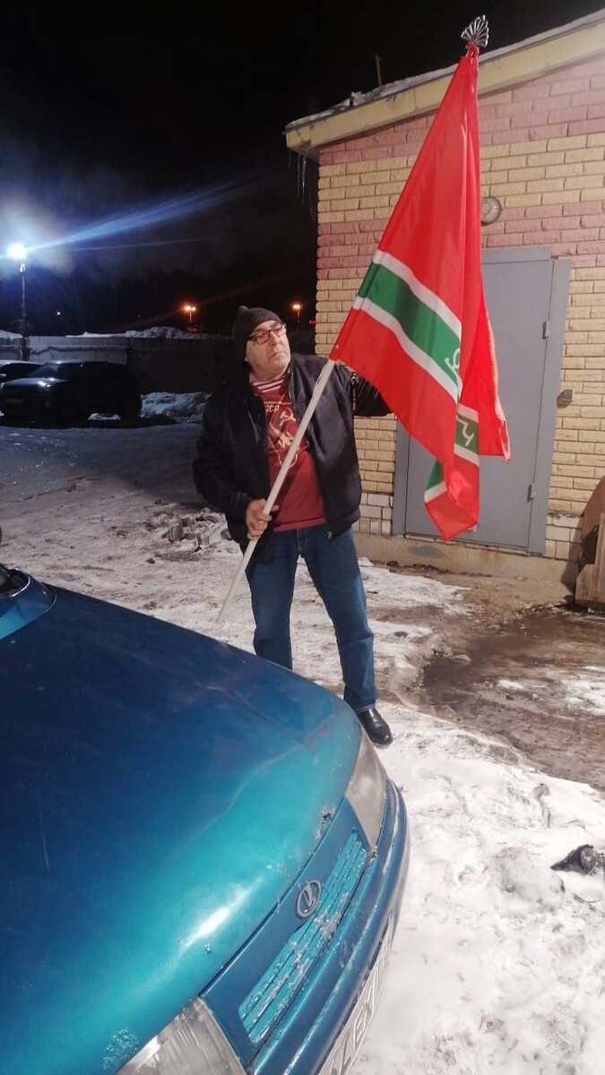 Тажир Гидаятов.  Автор лезгинского национального флага. 22 октября 2015 был представлен на конкурс флагов. Лезгинский народ из всех вариантов принял этот флаг. Принят как общенациональный флаг лезгинского народа. 22 октября 2022 - 7 лет флагу.