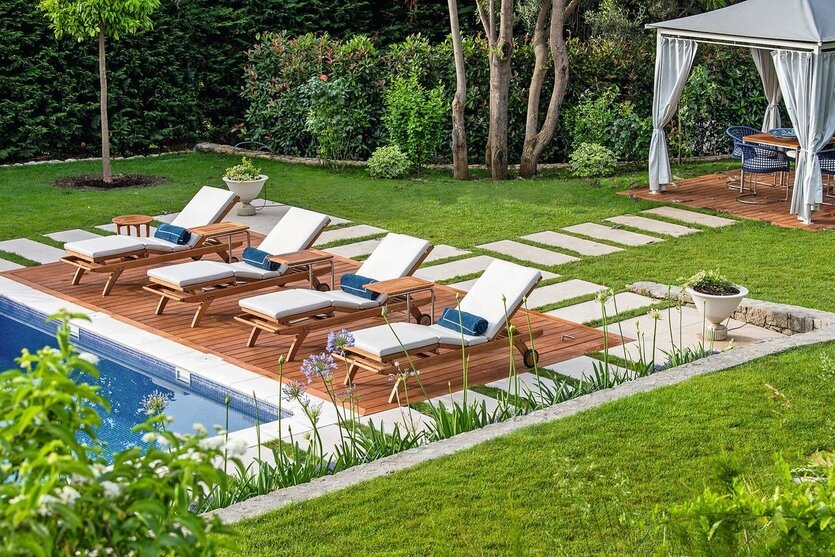 Вид с террасы дома на бассейн. Столик, диваны, Indian Ocean. Лежаки в зоне бассейна, Garpa.