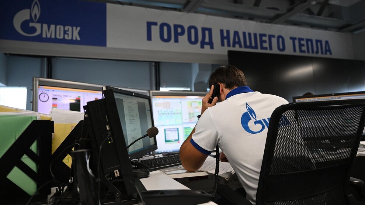    Сотрудник центрального диспетчерского управления Московской объединенной энергетической компании в Москве© РИА Новости / Григорий Сысоев
