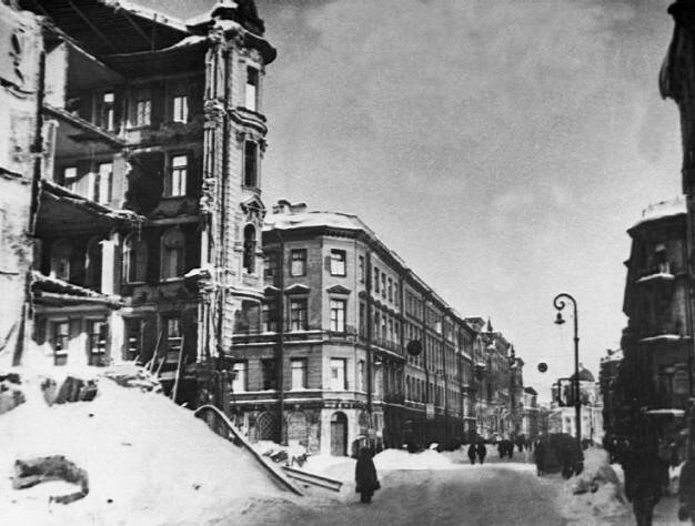 Разрушенное бомбой здание