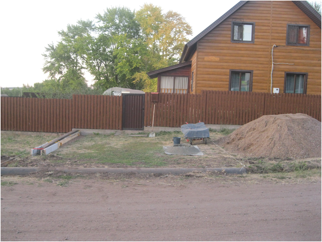 Перед воротами до начала работ была труба для пропуска дождевых и талых вод. Ну и всё – остальное просто лужайка.