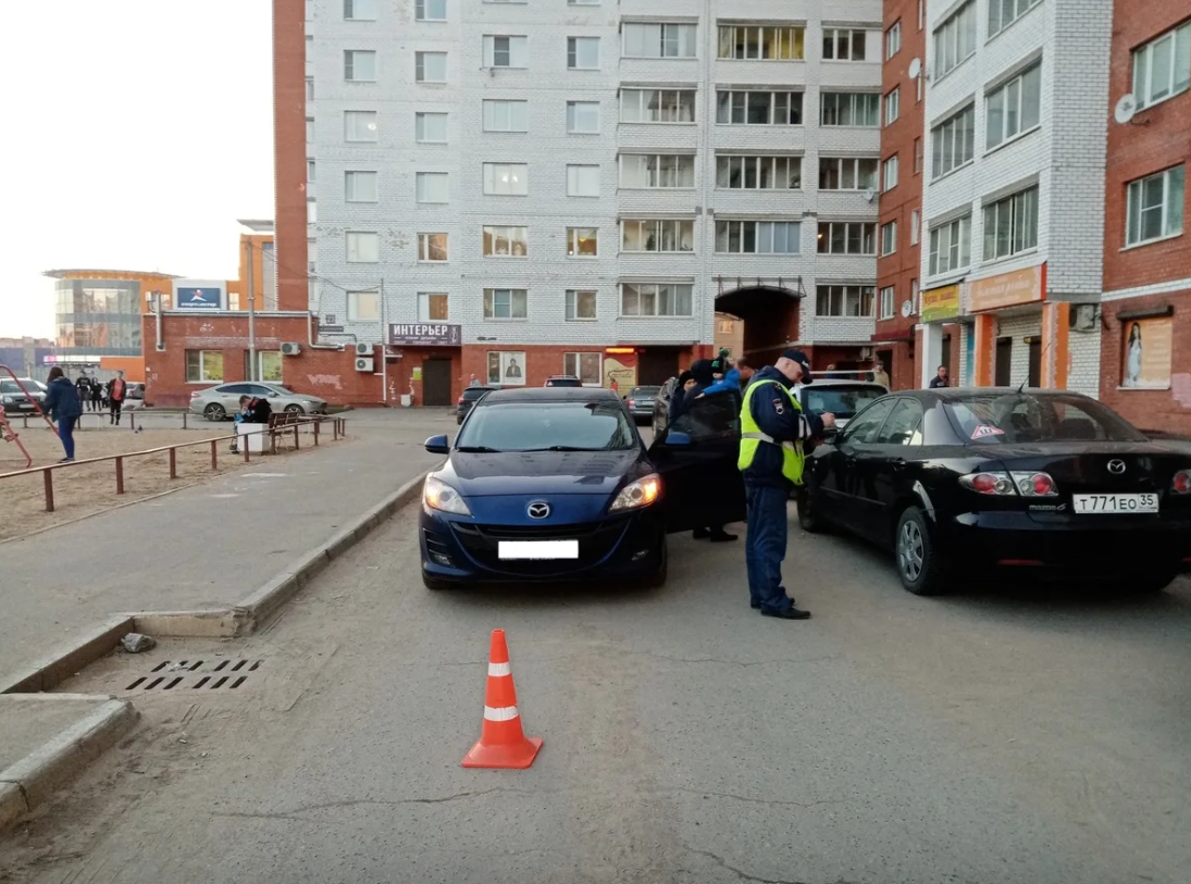 Штрафы во дворах. ДПС во дворе. Авария во дворе. Машина во дворе. ДТП во дворе.