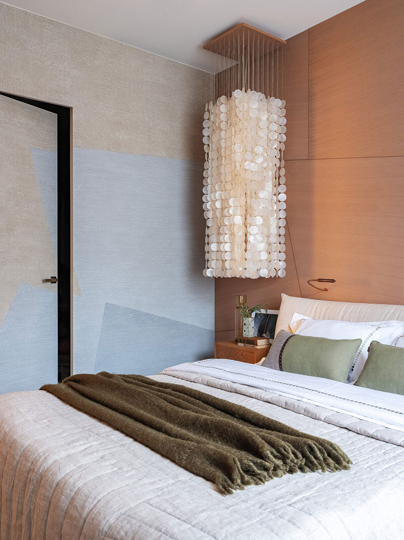 Современный шик и элегантность. Естественные цвета и оригинальный дизайн в квартире нестандартной планировки