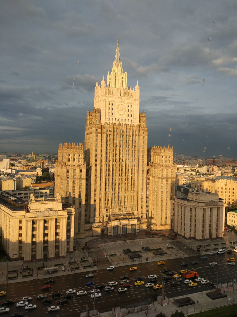 Фотографировала МИД из отеля, что напротив 