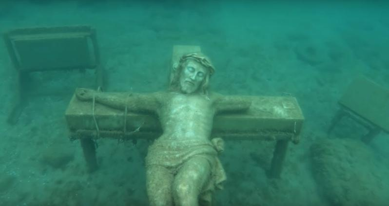 Яма на дне озера 5. Статуя Иисуса на дне озера Мичиган. Озеро Невшатель статуя акулы. Статуя Иисуса на дне озера. Статуи на дне озера.