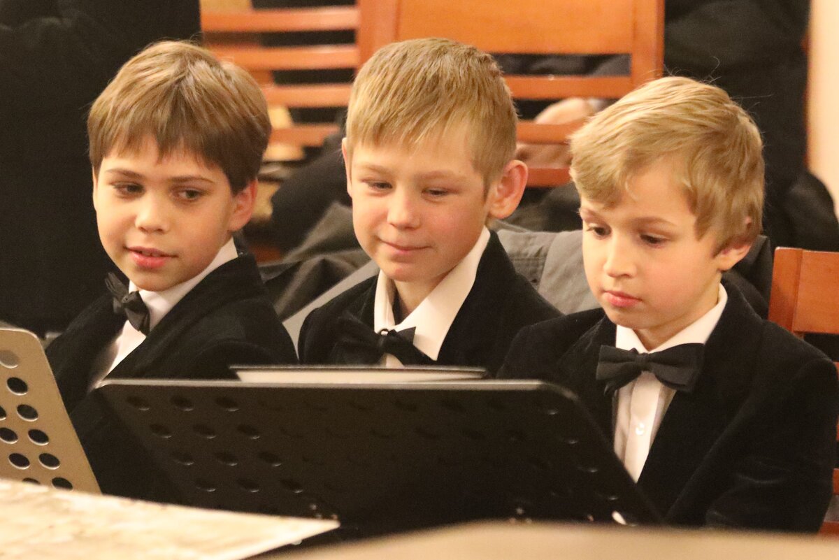 Мальчишки  XXI века. Традиция пения мальчиков в хоре продолжается.


Ссылка на фильм "Ленинградские соловушки", 1978 г.