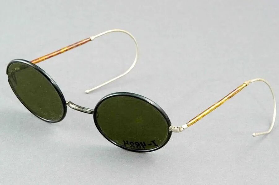 Эти очки долгое время хранила его супруга Ольга Чкалова. Фото предоставлено Государственным музеем политической истории России.