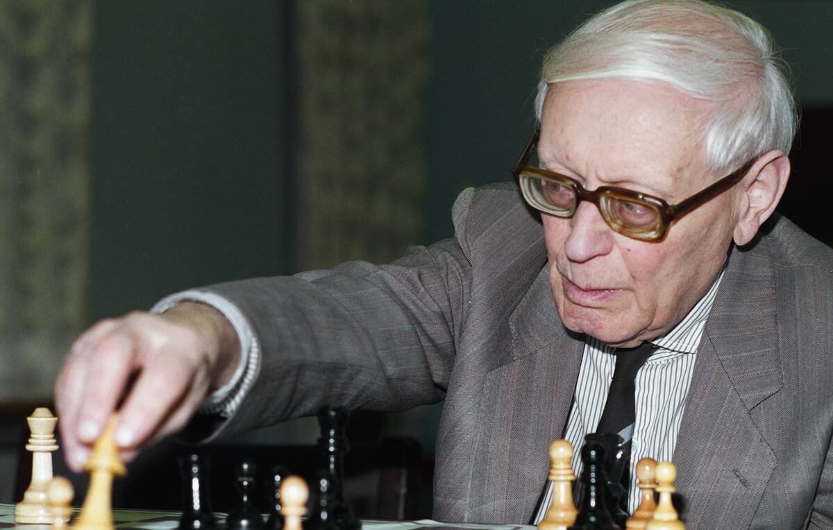 Михаил Ботвинник - первый советский чемпион мира по шахматам.