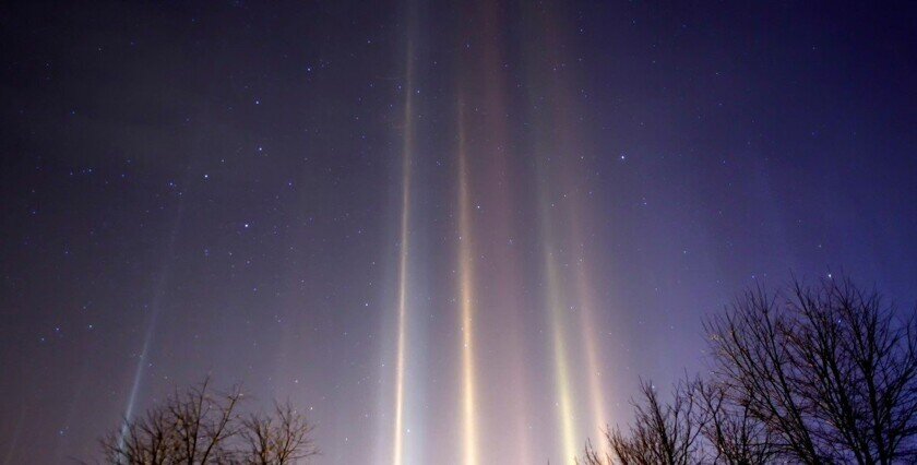 ФОТО ОЧЕНЬ СТРАННЫХ СВЕТОВЫХ СТОЛБОВ НАД БЕЛГОРОДОМ. КРИСТАЛЛЫ ЛЬДА ДОЛЖНЫ ОБРАЗОВЫВАТЬСЯ ПРИ БОЛЬШОЙ ОТРИЦАТЕЛЬНОЙ Т. НО ЭТА ФЕЕРИЯ СВЕТА БЫЛА ПРИ ПЛЮСОВОЙ Т. ИСТОЧНИК СВОБОДНЫЙ.