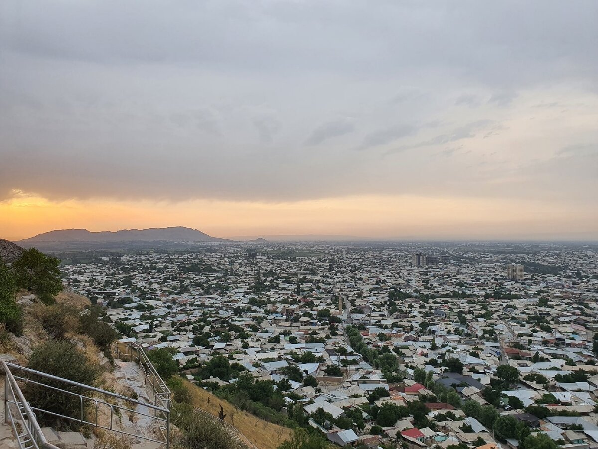 Вид с вершины Сулайман-Тоо на город Ош