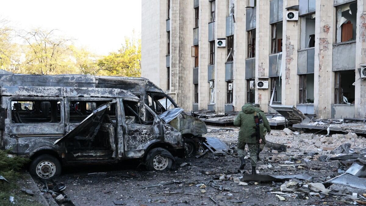    Уничтоженные автомобили у здания городской администрации в центре Донецка, поврежденного в результате обстрела со стороны ВСУ© РИА Новости / Сергей Аверин