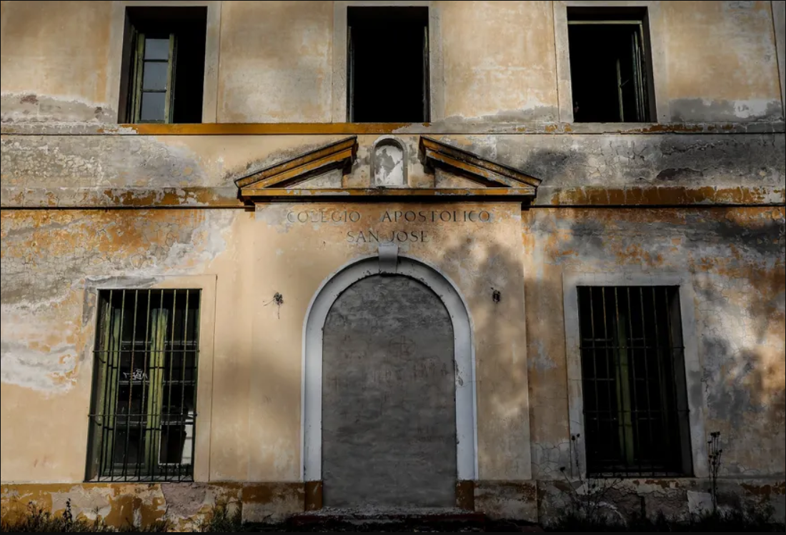 Сейчас фасад колледжа представляет собой руины. Фотографии: газета «La Nación».