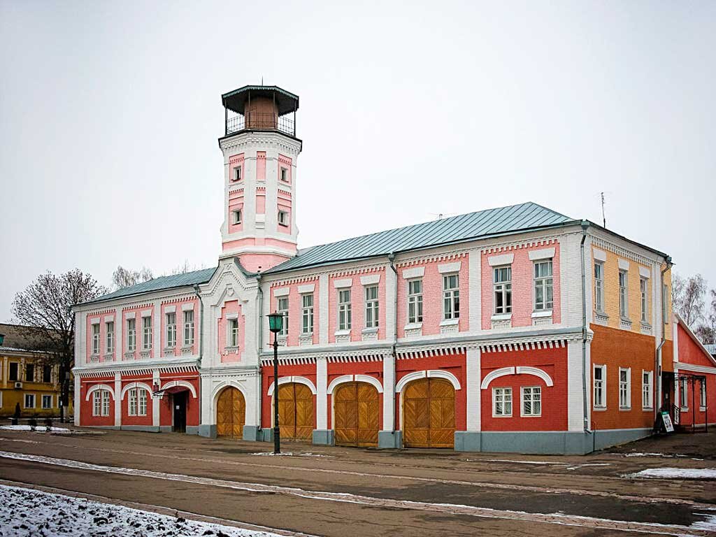 В этом здании находится Острогожский историко-художественный музей им. И.Н. Крамского. Стася идёт в музей, чтобы найти документы времён фашисткой оккупации г. О-жска. Источник Яндекс картинки.