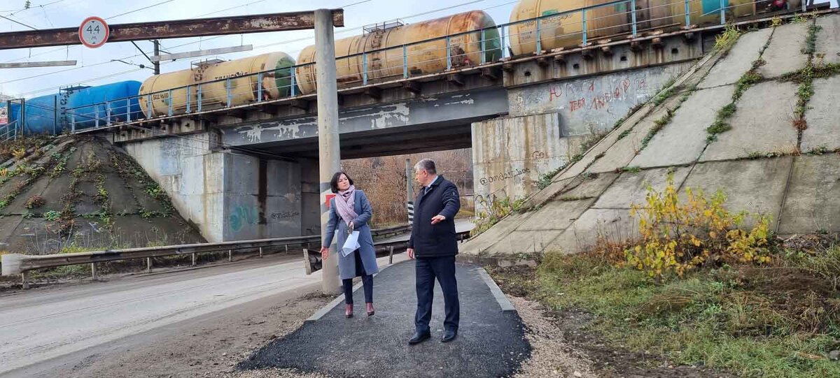 Заместитель главы Кунгурского округа Светлана Черникова и председатель местной Думы Сергей Крохалев обсуждают новый тротуар, появившийся совсем недавно на подъёме в нагорновскую гору