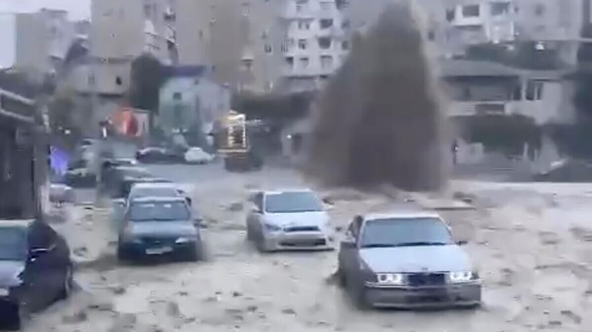    Место прорыва водопровода в Баку© Кадр видео очевидца