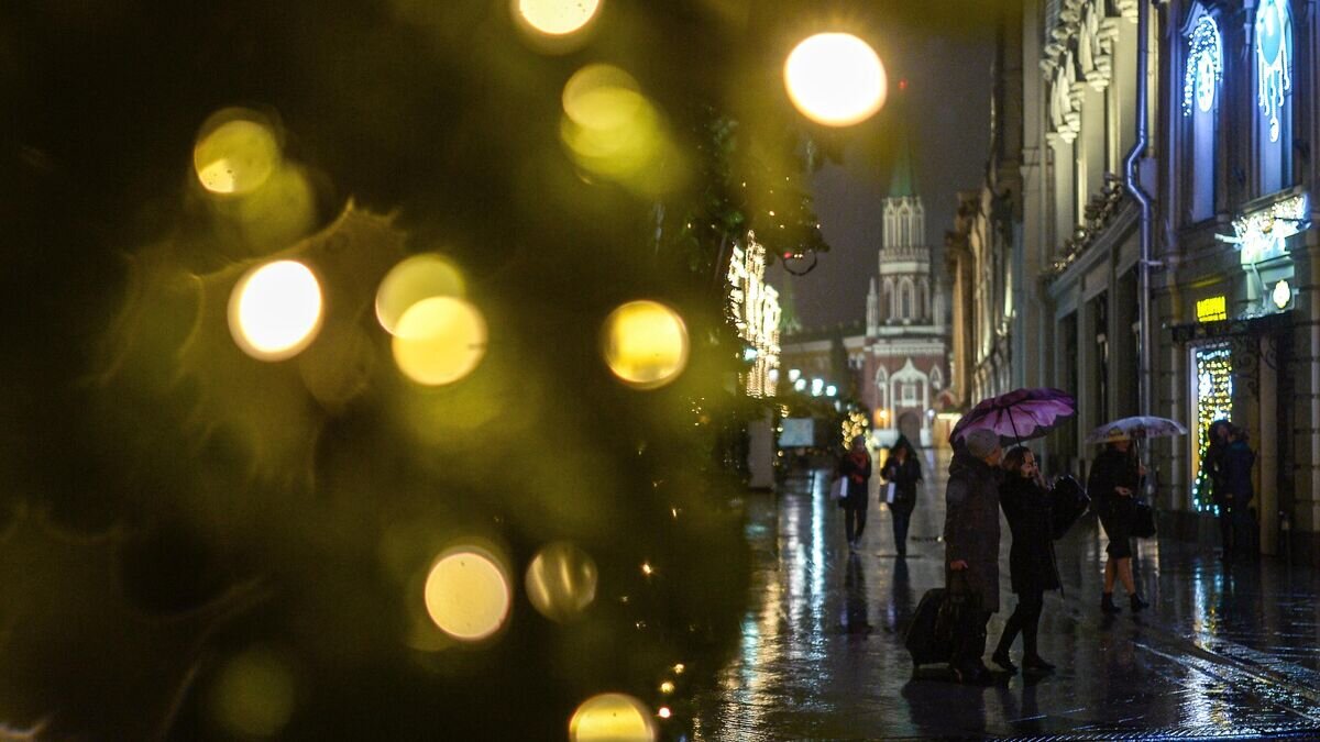    Прохожие во время дождя на Никольской улице в Москве© РИА Новости / Евгения Новоженина