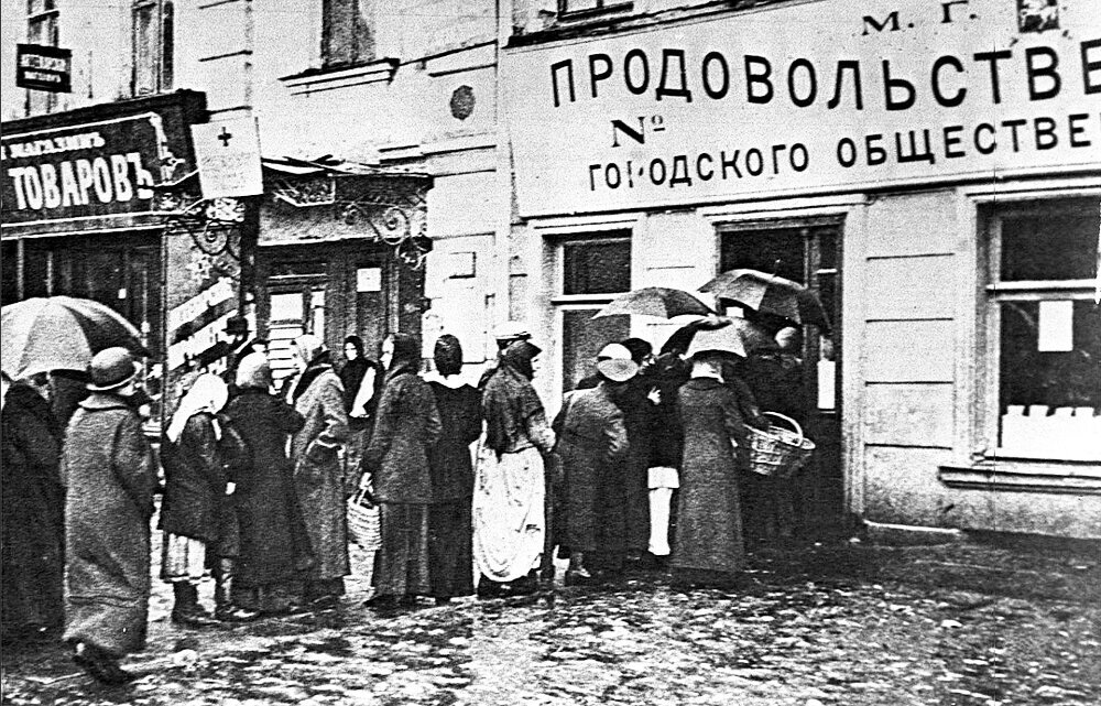 Ну чем тут быть довольными? Кто захочет так жить? Менять власть надо!