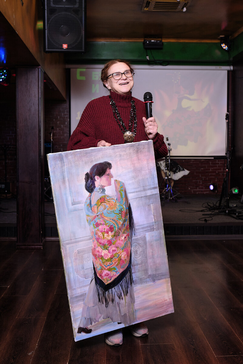 Художник Светлана Максимовна Колесник представляет свою работу «Цыганский романс» на концерте «С бубном и гитарой» в ирландском пабе O’Connell’s на Покровке. 16 октября 2022 г.