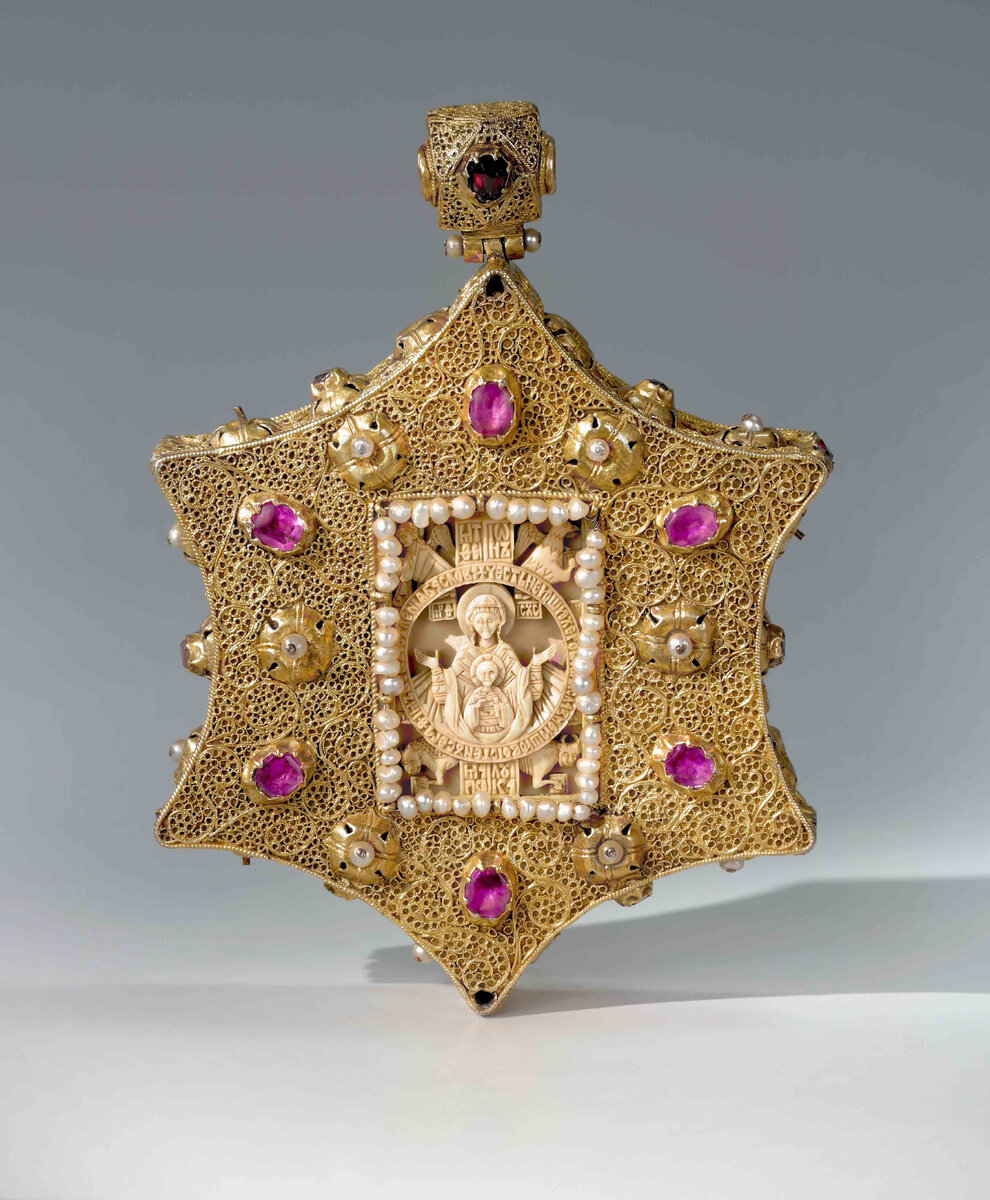 Икона-мощевик наперсная «Богоматерь Воплощение». Россия, Москва (?), вторая половина XVI в. Размеры: 12 х 10,5 см.