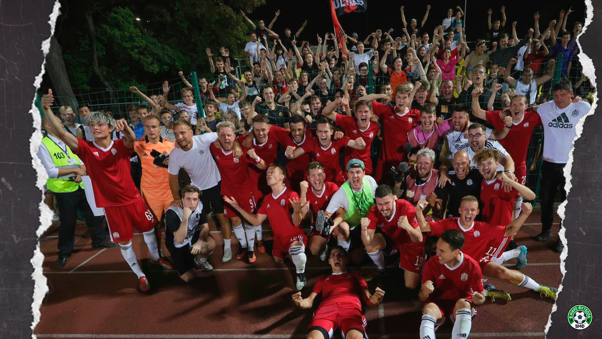 ФК "Амкал" после первой победы в первом официальном матче официального профессионального турнира.
