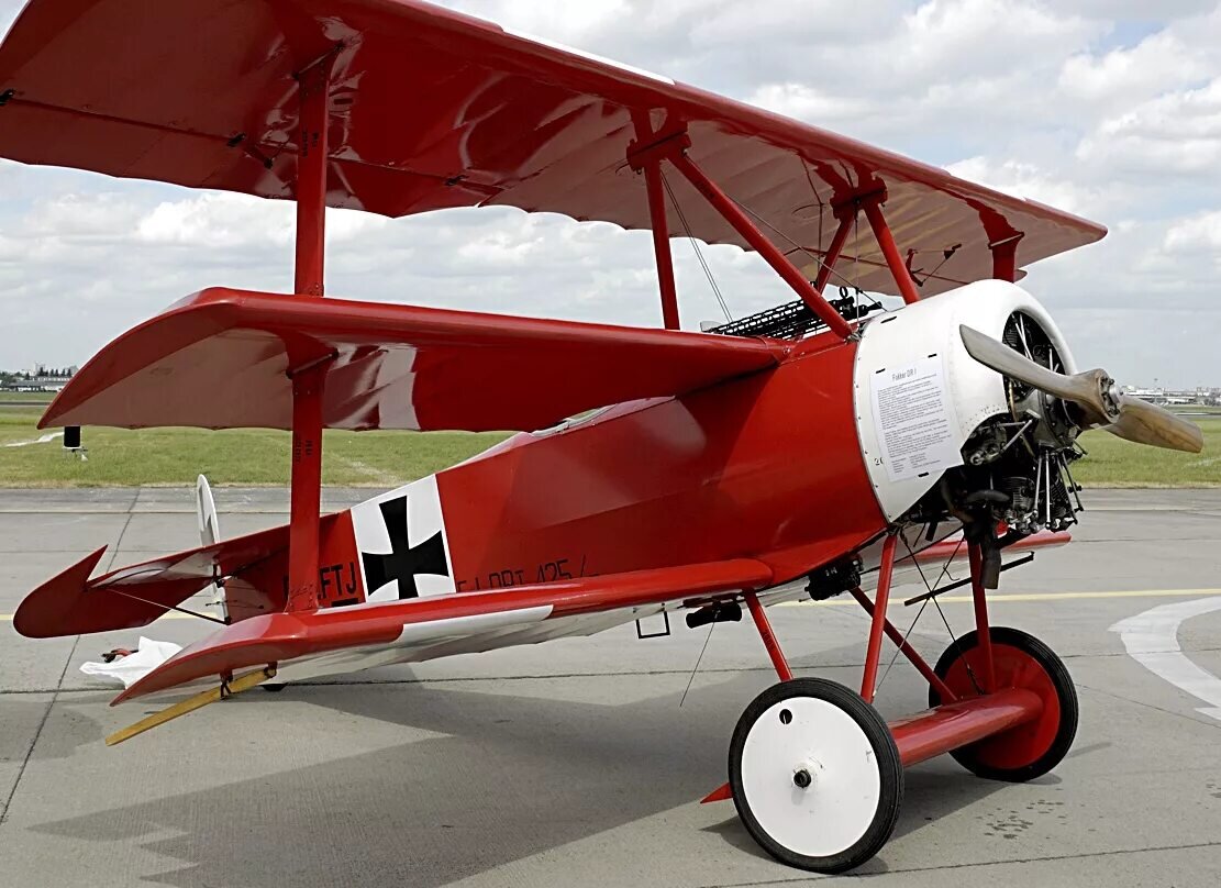 Трехкрылый самолет. Триплан Фоккер. Красный Барон Fokker Dr.1. Триплан красного барона. Фоккер др 1 красного барона.