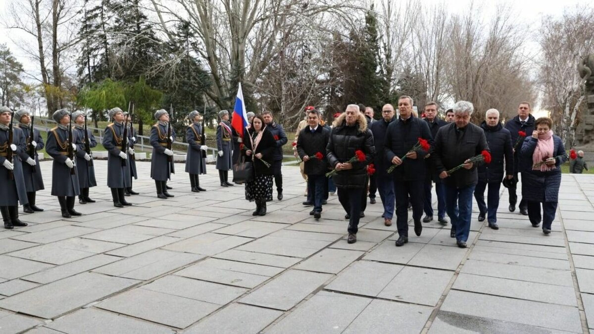     Делегация Совета Федерации во главе с первым вице-спикером верхней палаты российского парламента Андреем Яцкиным прибыла в Волгоград. Политики почтили память героев Сталинградской битвы на Мамаевом кургане, а во второй половине дня примут участие в крупном экономическом форуме на «Волгоград Арене».