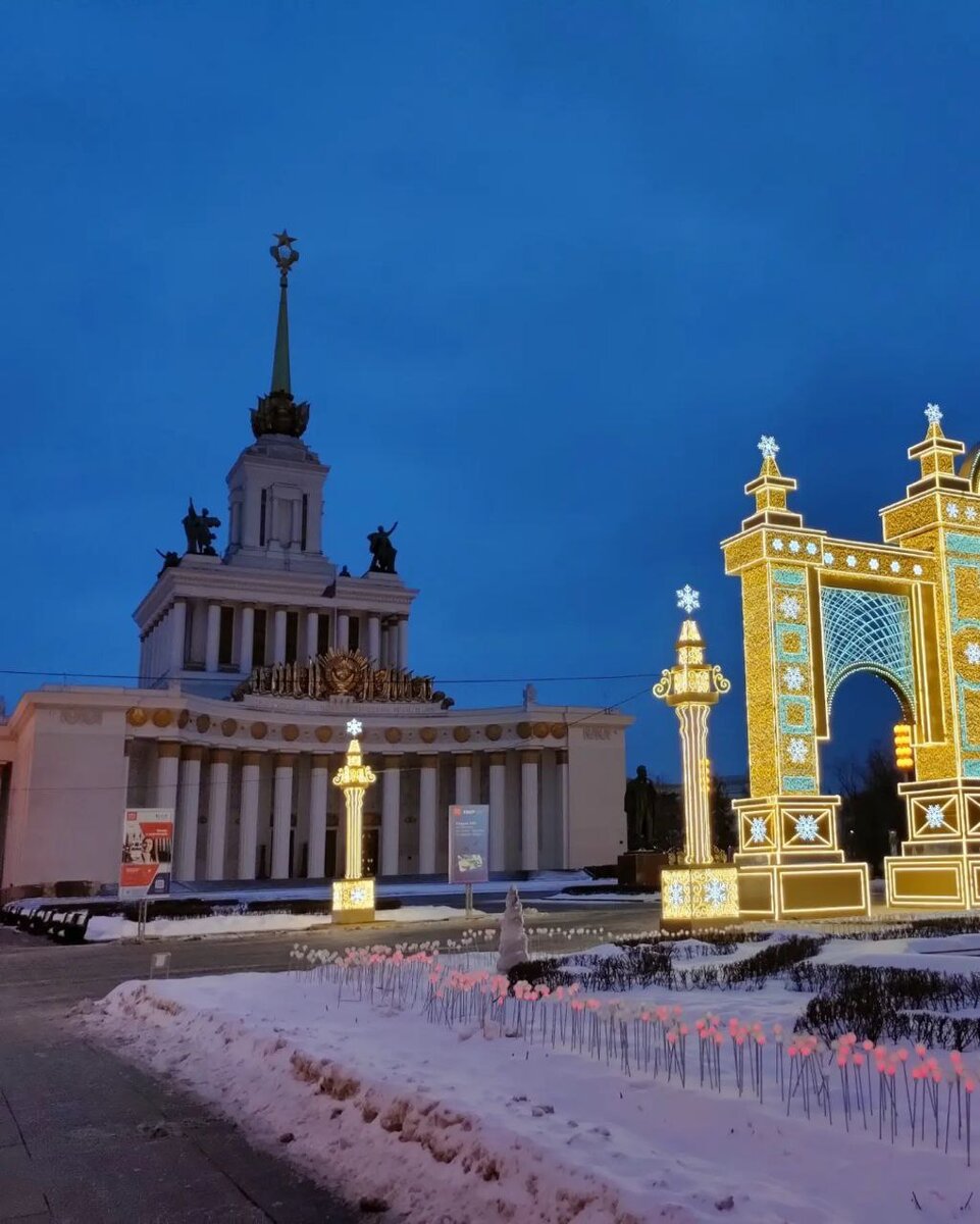 Владимир Ленин смотрит на новогоднюю иллюминацию 