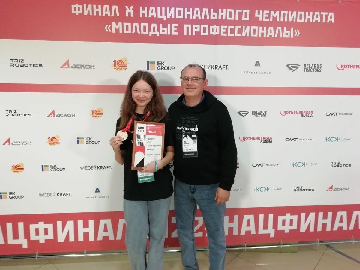    Орский педагог Игорь Финк делится со школьниками секретами программирования Марина Шарт