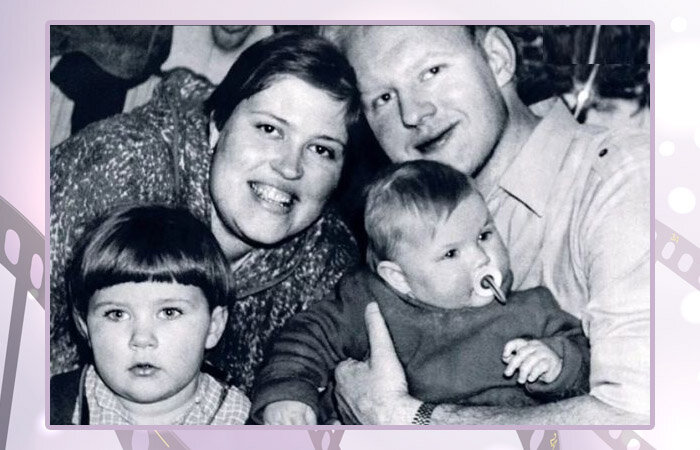 Екатерина Порубель в детстве с родителями и младшей сестрой.