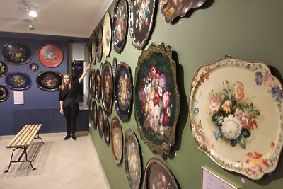    Фабрика декоративной росписи и магазин-музей жостовских подносов в поселке Жостово Московской области ©Никита Смирнов РИАМО