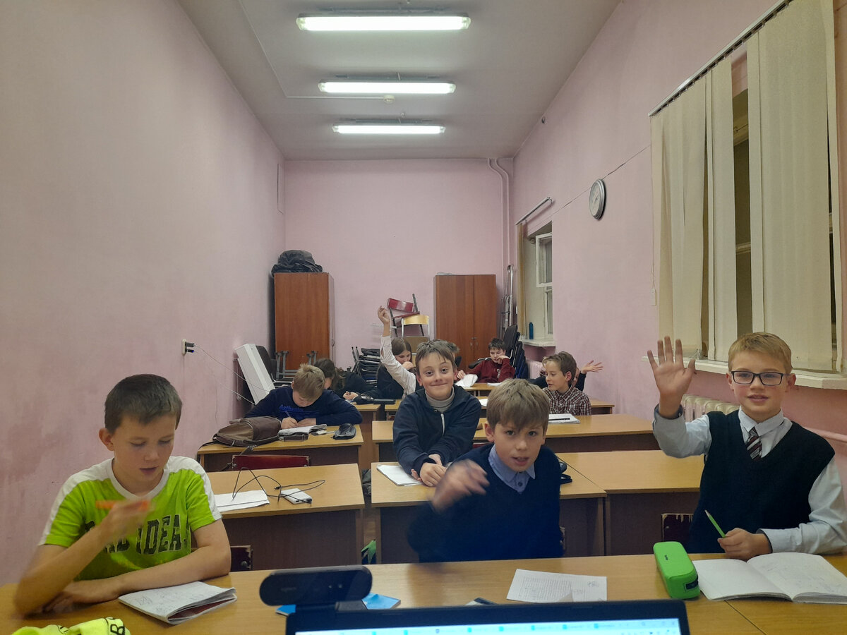 Это занятие кружка: часть детей увлечена настолько, что даже не заметила съёмку, часть - позирует, чтобы сразу после этого вернуться к работе.