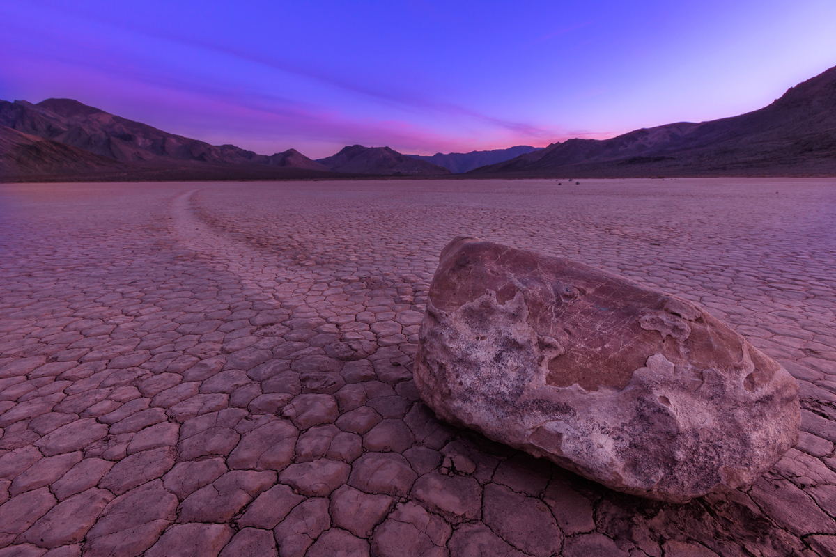 движущиеся камни в долине смерти (о. долина смерти рейстрек плайя. рейстрэк-плайя). озеро рейстрэк-плайя долина смерти. рейстрек плайя камни.