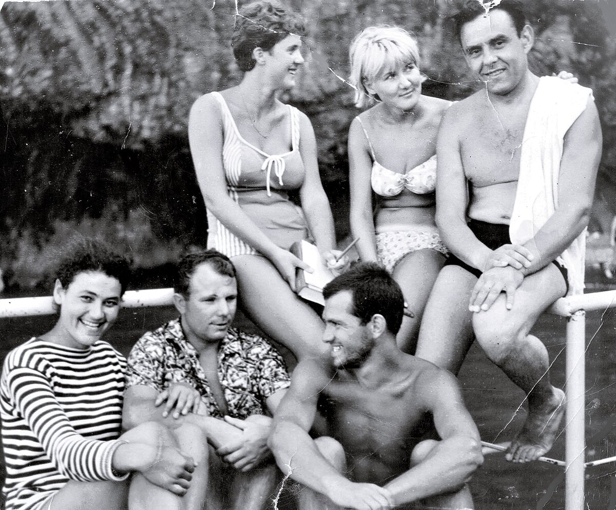 Шрам у гагарина на лбу откуда. Гагарин в Крыму 1961. Советские знаменитости на отдыхе.