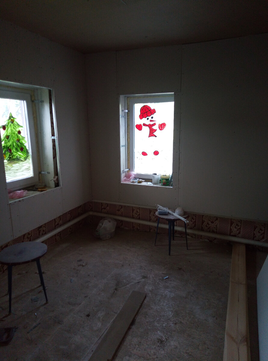 в комнате стены начали ровнять гипсокартоном, подшили черновой потолок и настелили черновой пол