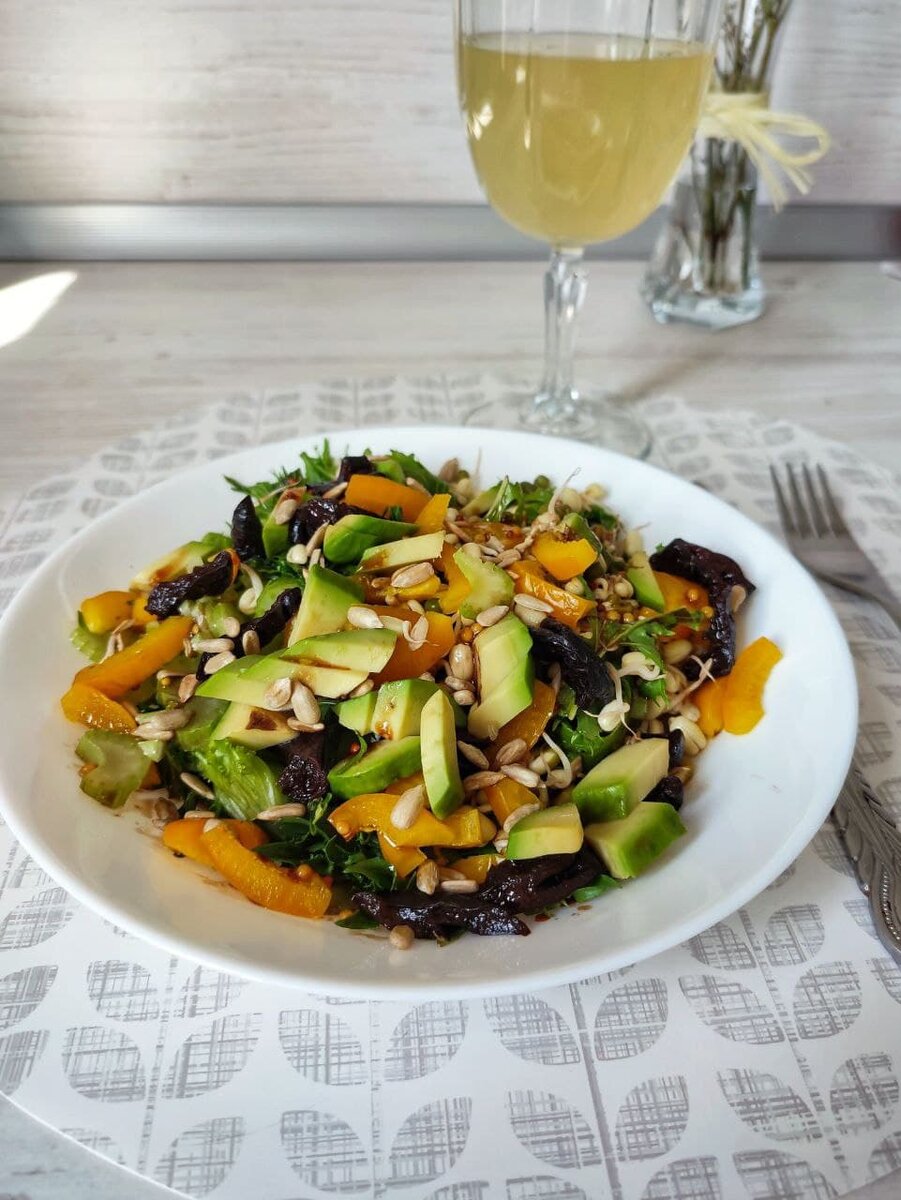 Салат с болгарским перцем, авокадо, черносливом и семечками.