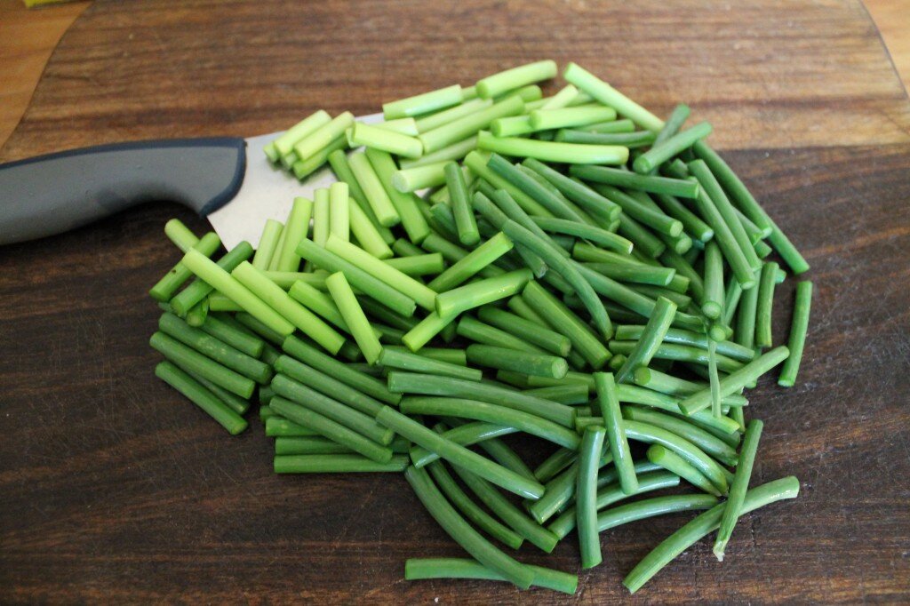 Чесночные стрелки – это ароматная и полезная приправа, которую сам Бог велел заготавливать впрок: витаминчиками будете обеспечены всю зиму!