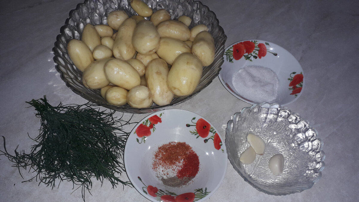 Ингредиенты: молодой картофель-1кг.,соль-1ст.л.,черный перец,приправа для картофеля(по вкусу),чеснок-1 зубчик,пучок укропа.