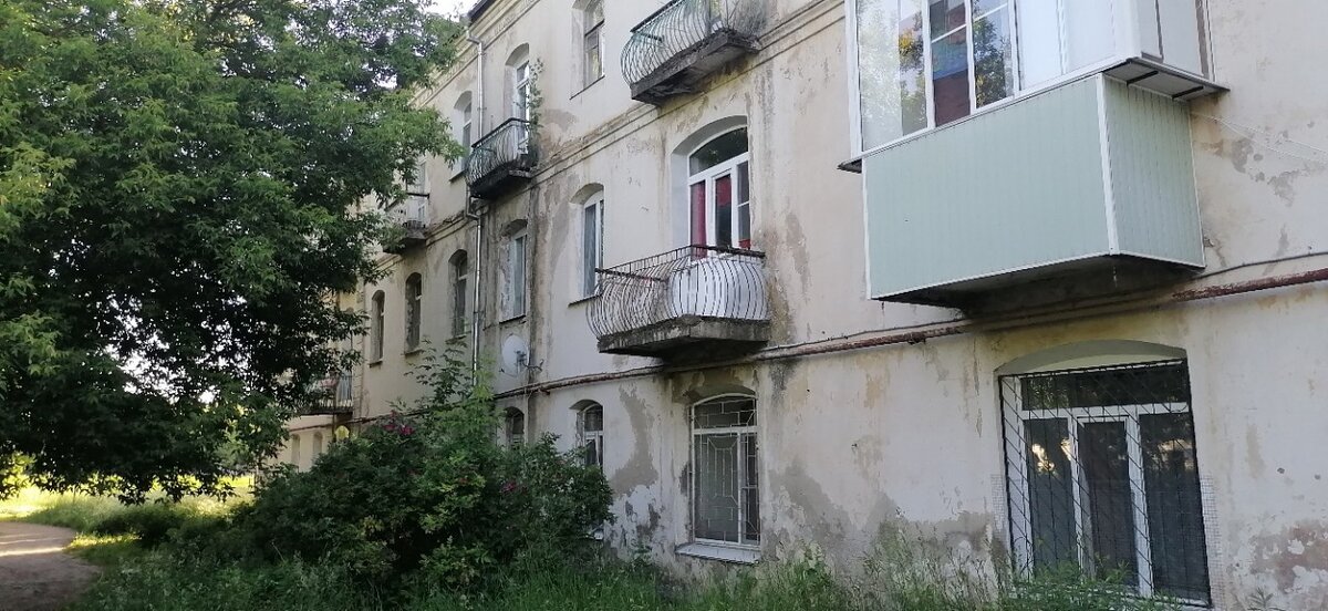 Уровень грунта подрос, дома малость подзасыпаны.