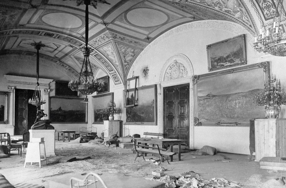 Комната дворцпа после разгрома