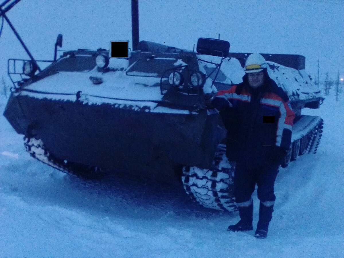 автор на фоне вездехода-болотохода для тундры