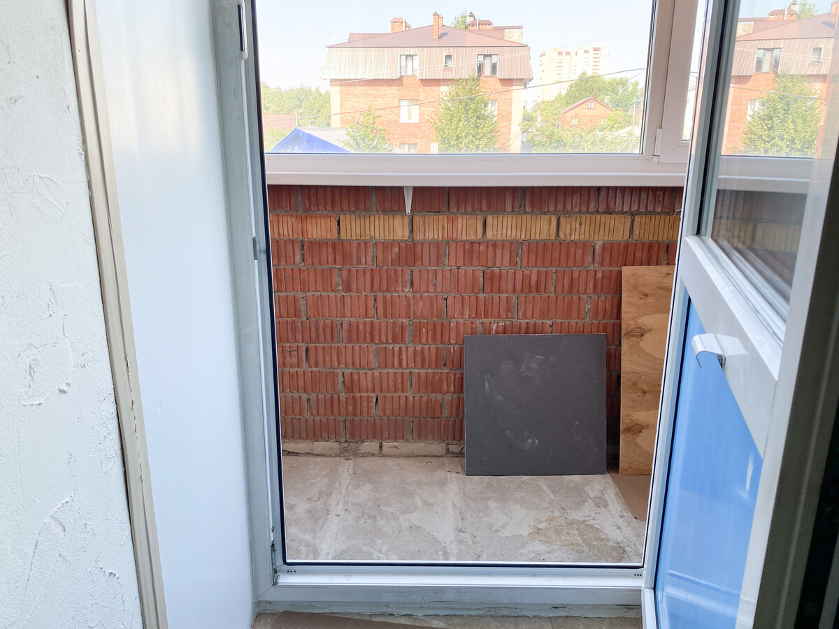 На полу стоят мои фотофоны для съемок