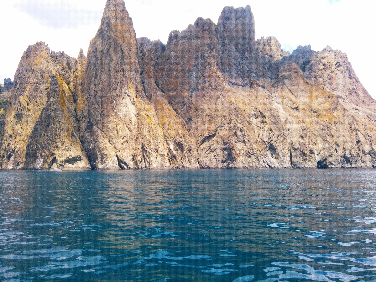 Горный массив Кара-Даг в Коктебеле.