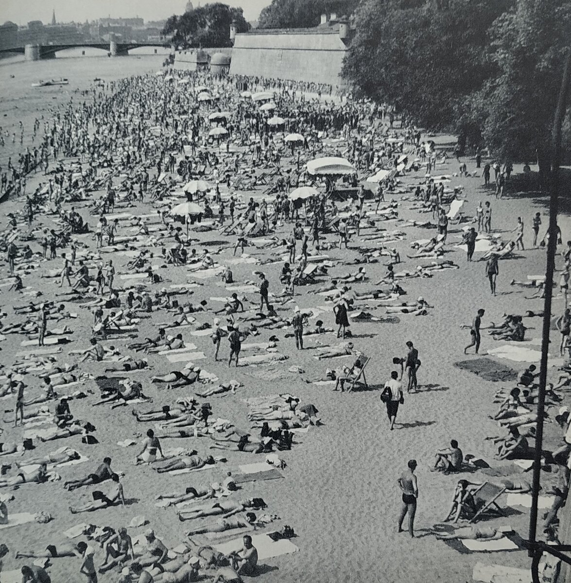 Источник фото: фотоальбом "Вместе с солнцем", Ленинград "Художник РСФСР", 1966 г.,авторы фото: Б.Б. Фабрицкий, И.П. Шмелев.