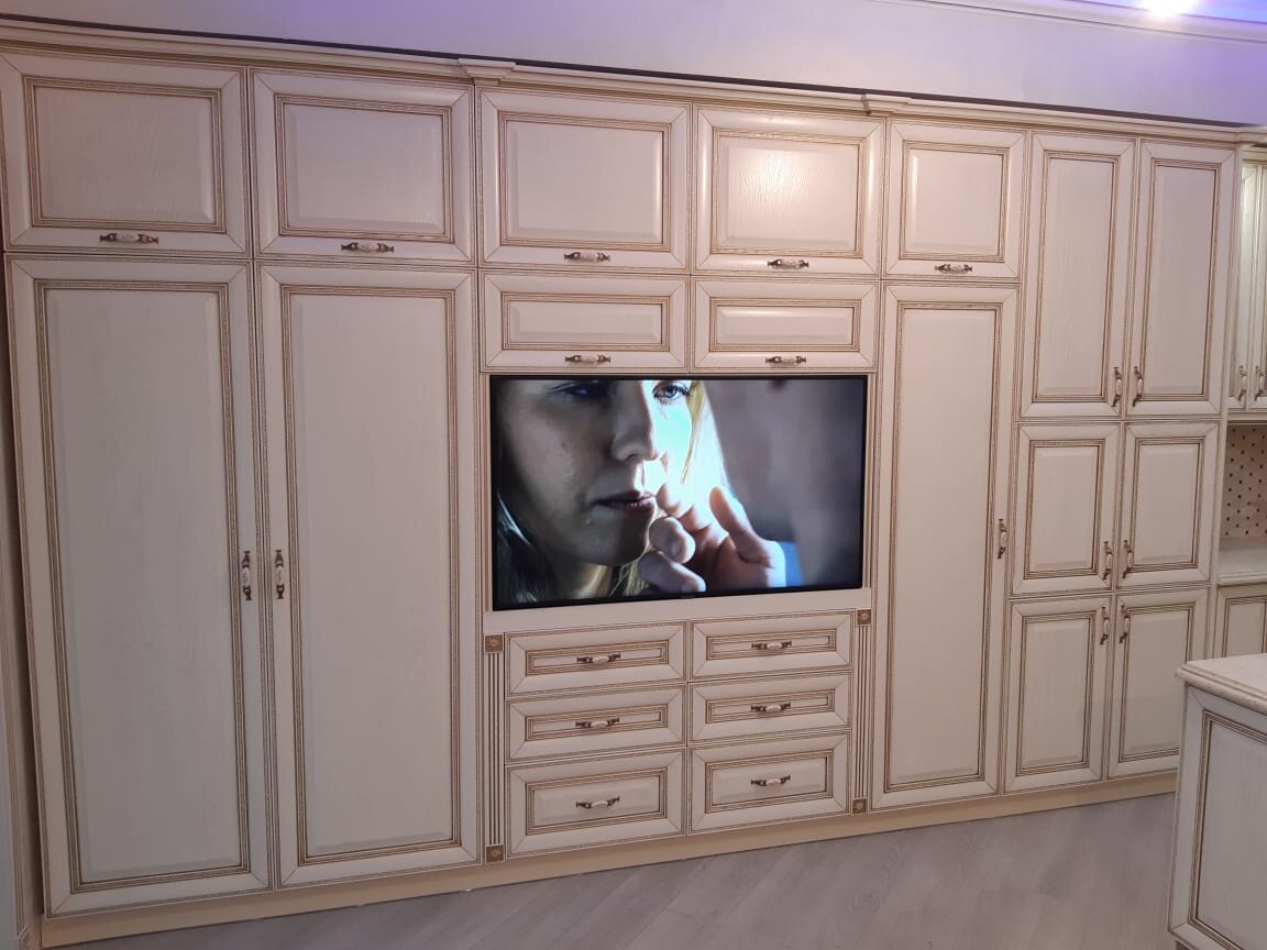 Встроенный телевизор и акустическая система.