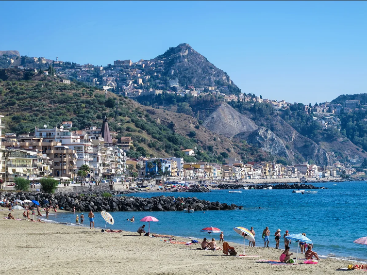 Вид с пляжа на город Таормина