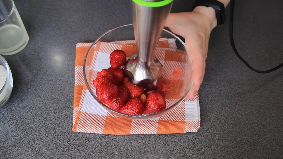 вымытая клубника без хвостиков 