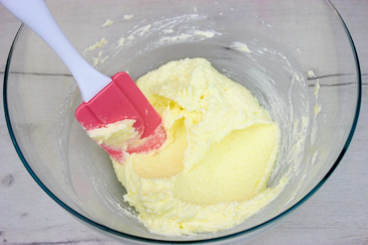 Приготовим тесто. Размягченное масло с сахаром взбить миксером.