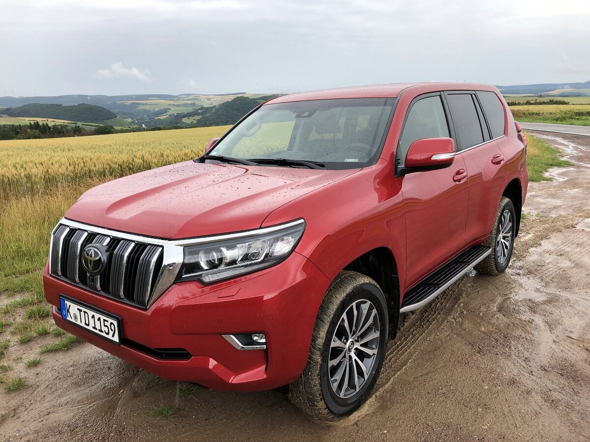 Новый Toyota Land Cruiser: изменились решетка радиатора, фары, капот...