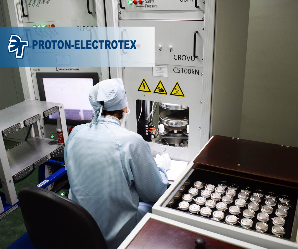 Сотрудник "Протон-Электротекс" в процессе измерения тиристоров