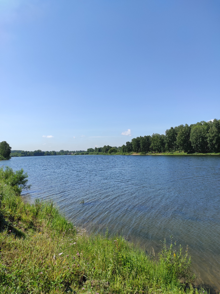 На рыбалке. Вид на реку